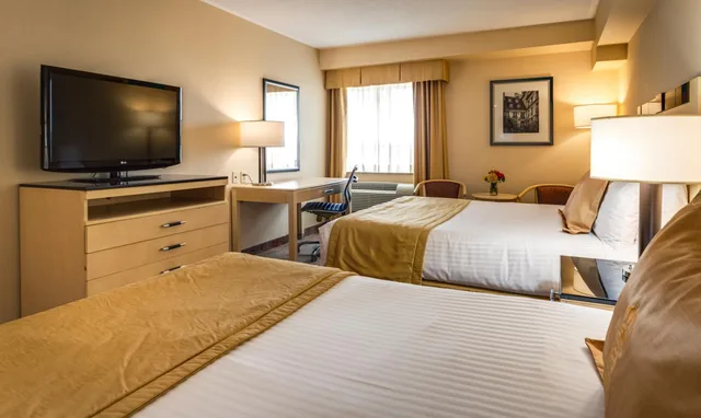 غرفة قياسية بسرير كينج وسريرين كوين، Monte Carlo Inns And Suites Downtown Markham 8/10