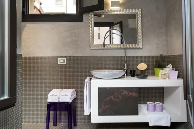 جناح جونيور بسرير كوين بإطلالة على القناة بشرفة، Hotel Corte di Gabriela 5/5