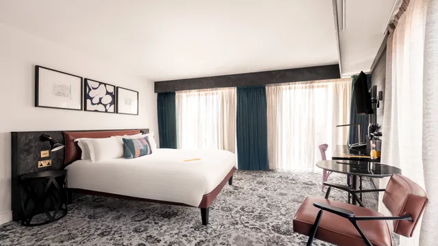غرفة بريميوم بسرير كوين، voco Manchester - City Centre, an IHG Hotel 2/4