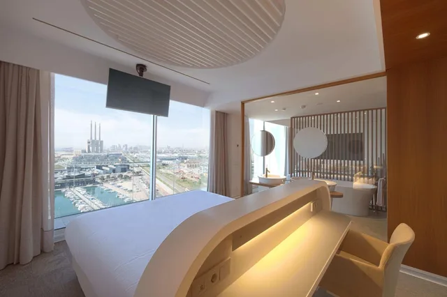 جناح سيغنتشر، Hotel Marina Badalona 2/5