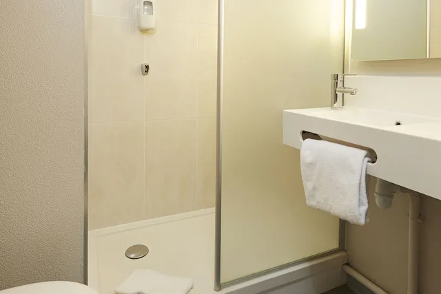 غرفة بسريرين منفصلين، B&B HOTEL Lens Musée du Louvre 4/5