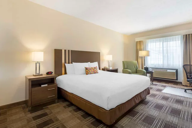 غرفة بسرير كينج لذوي الإعاقة، Best Western Plus The Inn At Horse Heaven 2/4
