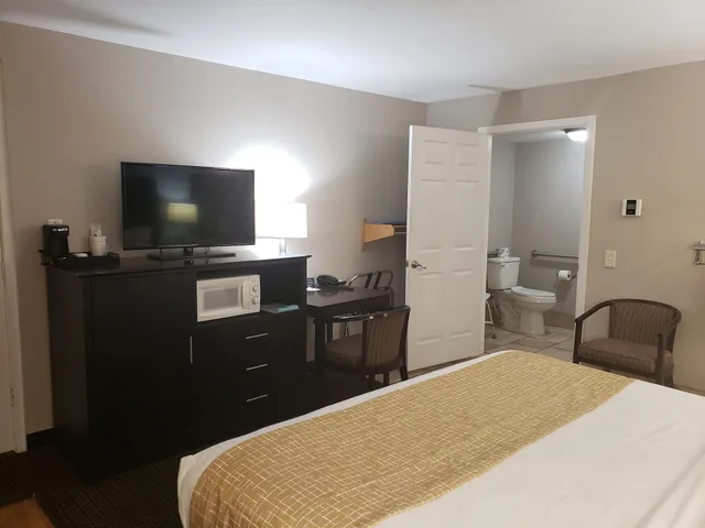 غرفة بسرير كينج لذوي الإعاقة، Travelodge by Wyndham Traverse City MI 6/10