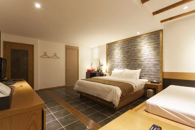 Deluxe, 1 Double and 1 Single Bed, No Parking، Hotel Leaders 3/6