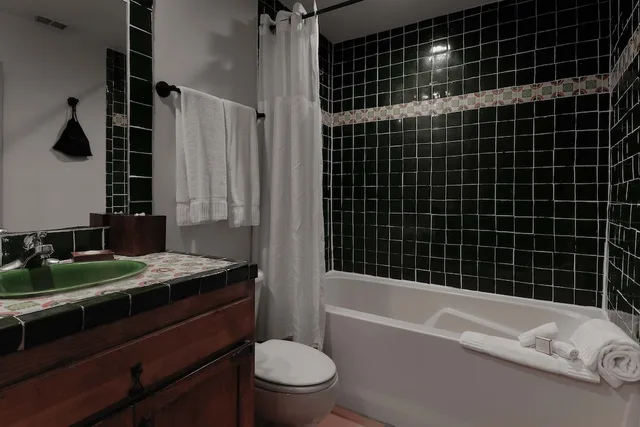 جناح بسرير كوين، Clarion Inn Suites 1/1