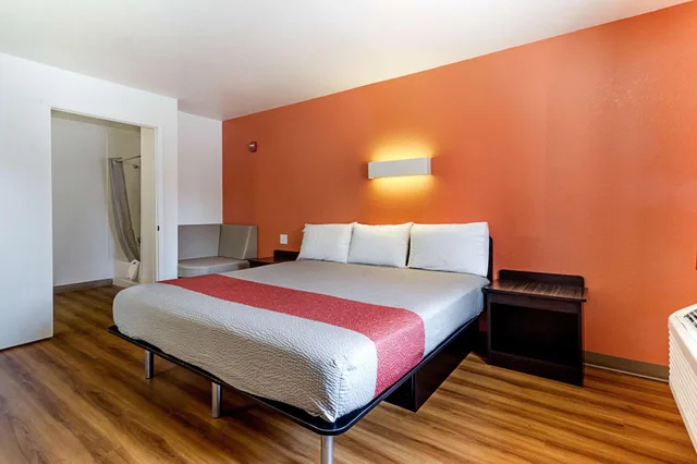 غرفة بسرير كينج لذوي الإعاقة، Motel6 Fresno, CA 6/10