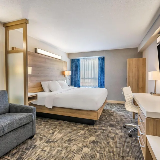 جناح بسرير كينج مع أريكة، Microtel Inn Suites By Wyndham Timmins 2/10