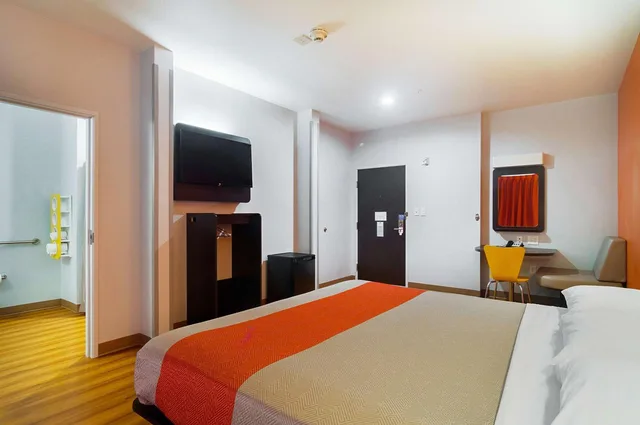 غرفة بسرير كينج لذوي الإعاقة، Motel6 Midland Tx 1/10