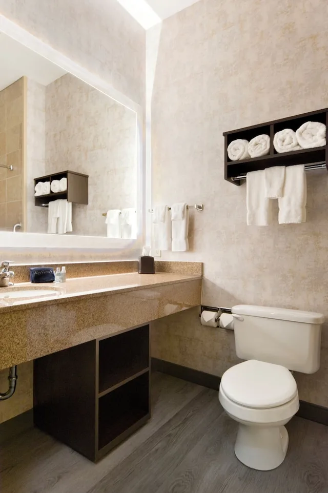 Walkout, Junior Suite, 2 Queen Beds، Clubhouse Hotel Suites Sioux Falls 1/3