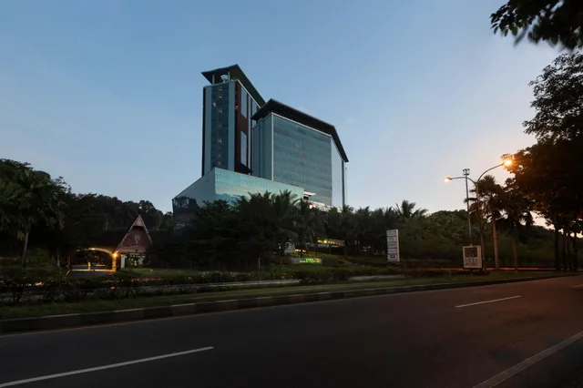3BR Family Suite with City View، Panbil Residence Serviced Apartment 1/1