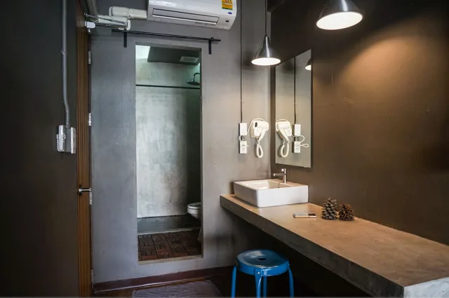 غرفة قياسية ثلاثية بسرير بطابقين بحمام خاص، In A Box Hostel 1/1