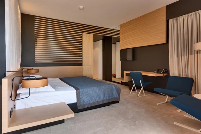 غرفة متصلة بسرير كوين وسريرين منفصلين، Lone Hotel by Maistra Collection 1/1