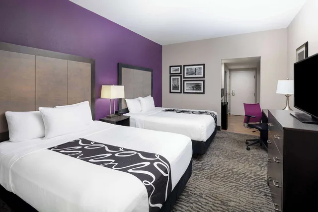 غرفة بسريرين كوين لذوي الإعاقة، La Quinta Inn and Suites by Wyndham Kennesaw 1/10
