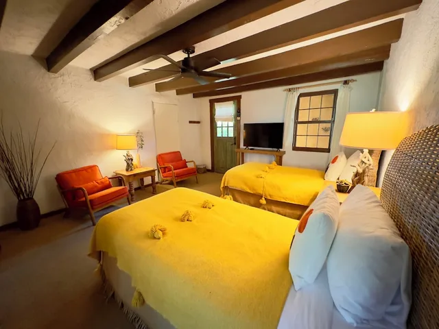 غرفة بسريرين منفصلين، Old Taos Guesthouse Bed and Breakfast 1/4