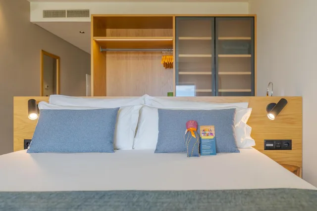 Deluxe, Double Bed, Lateral Side Sea View، Sentido Galosol 4/6