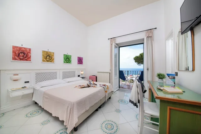 غرفة بسرير مزدوج بإطلالة على البحر، Hotel Villa Melodie - Adults Only 3/10