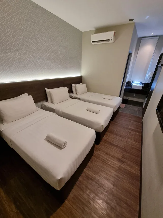 غرفة ثلاثية بثلاثة أسرّة، The Square Hotel 1/2