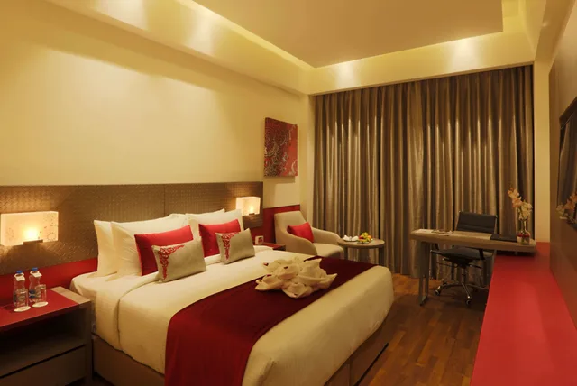 غرفة بسرير كوين للمدخنين، Ramada by Wyndham Lucknow Hotel and Convention Center 4/6