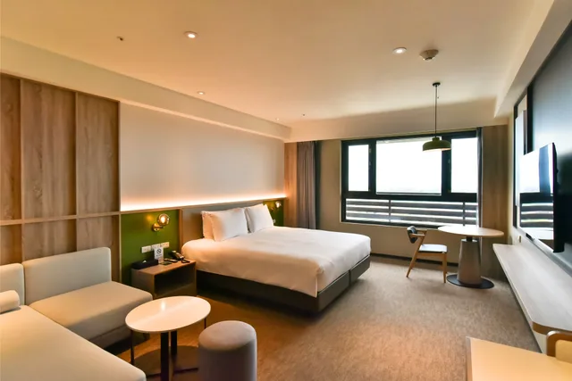 غرفة قياسية بسرير كينج بإطلالة على المدينة في طابق مرتفع، Holiday Inn Taoyuan Airport by IHG 1/4