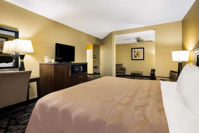جناح بسرير كينج، Quality Inn & Suites Syracuse Fairgrounds 1/1