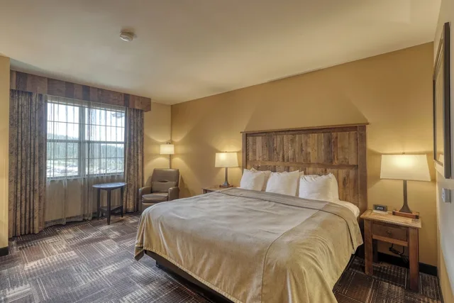 غرفة بسرير كينج، The Lodge At Deadwood Gaming Resort 1/5