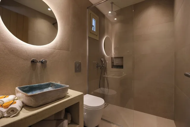 Executive, Suite, Queen Bed, Sofa, Hot Tub, Life Suites 3/3