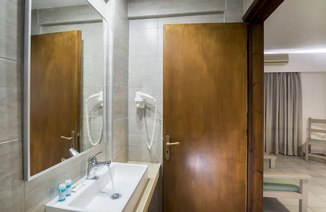غرفة سوبيريور بسرير كوين بإطلالة على البحر، Horizon Beach Hotel Stalis 5/6