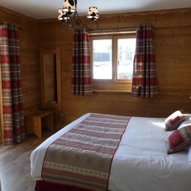 غرفة بسرير مزدوج أو سريرين منفصلين، Chalet-Hotel Le Beausoleil, The Originals Relais (Hotels-Chalets de Tradition) 7/9