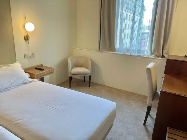 Room, Twin Beds, Street View, Main Building، Oriente Hotel 2/2