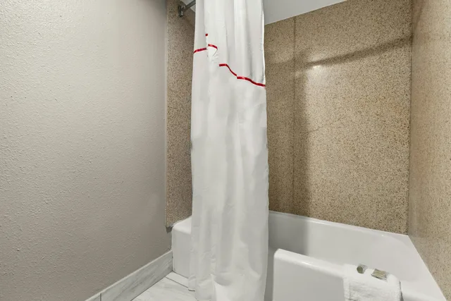 غرفة ديلوكس بسرير كينج، Red Roof Inn Memphis - Graceland/ Airport 4/8