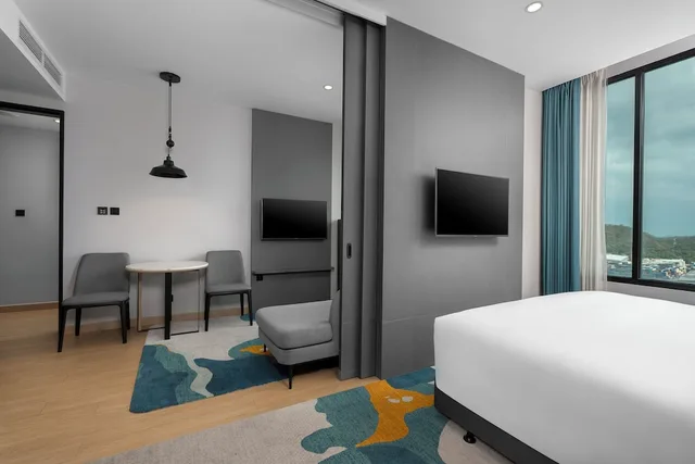 جناح بسرير كينج بشرفة، Holiday Inn Suites Siracha Laemchabang 2/6
