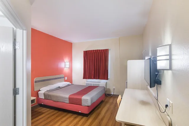 1 Queen Bed - Mobility Accessible Tub Nsmk، Motel6 Terrell, TX 2/10