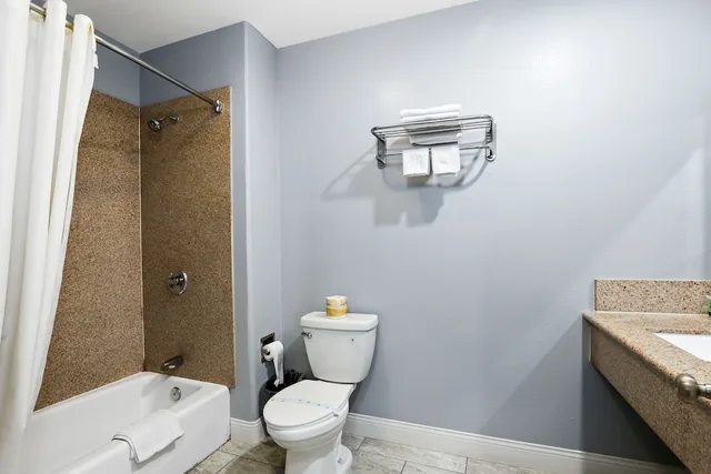 جناح ديلوكس بسرير كينج بمطبخ صغير، 3rd Avenue Inn 1/1