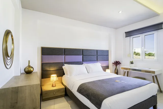 جناح ديلوكس بسرير كوين مع أريكة بمطبخ، Talos Luxury Suites 3/5