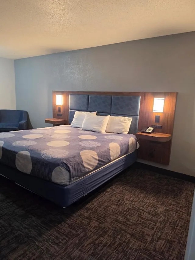 غرفة بسرير كينج للمدخنين، American Inn North Kansas City 1/10