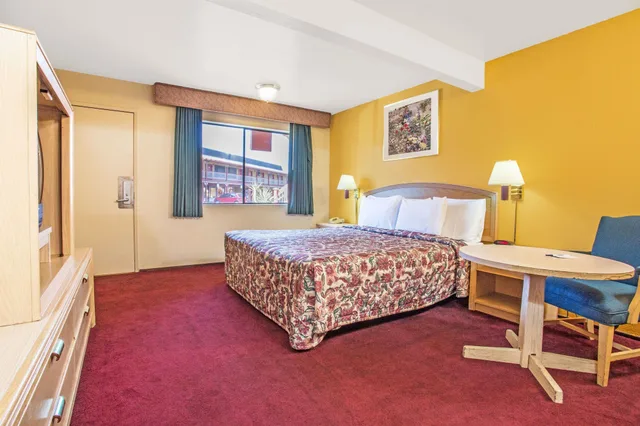 غرفة قياسية بسرير كوين، Travelodge By Wyndham Turlock 3/5