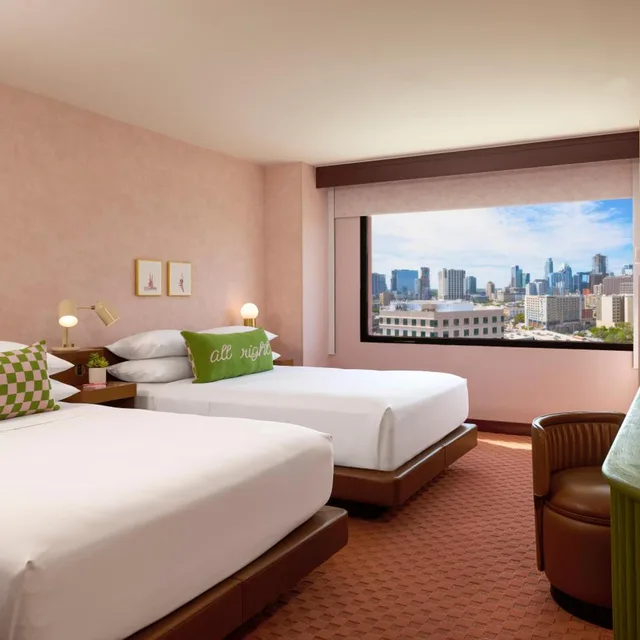 غرفة بسريرين كوين في طابق مرتفع، Renaissance Austin Downtown Hotel 4/11
