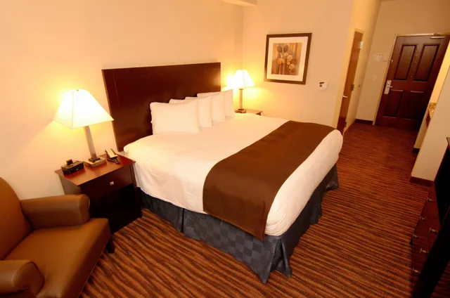 غرفة مفردة بسرير كينج بحوض استحمام لذوي الإعاقة، Cobblestone Inn & Suites - Fort Madison 1/1
