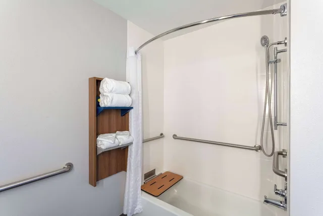 جناح بسرير كوين لذوي الإعاقة، Microtel Inn Suites by Wyndham Rapid City 5/5