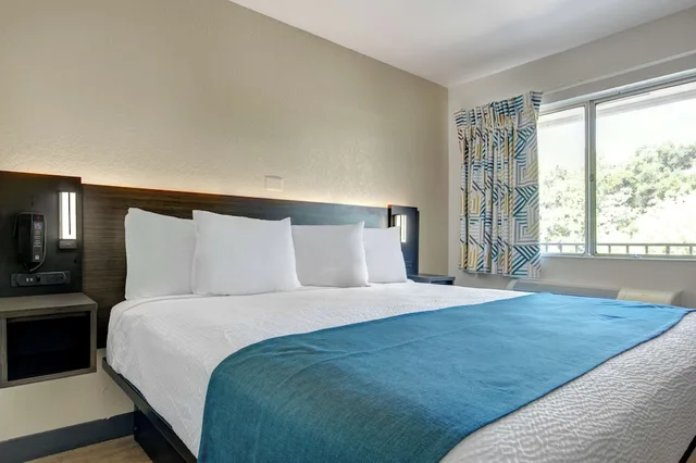 1 King Bed Premium, Micfridge، Motel6 Venice, FL 3/7