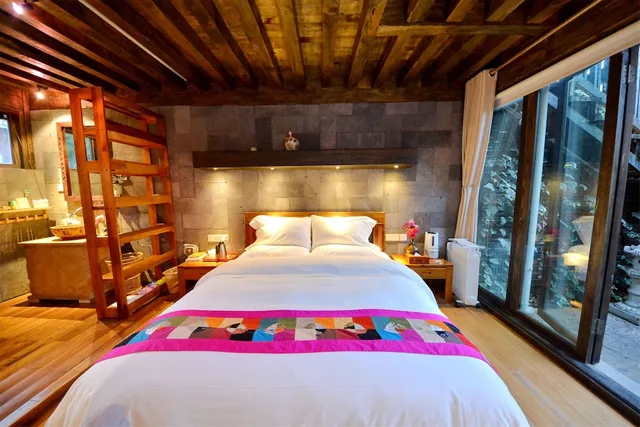لوفت عائلي بسريرين كوين، Lijiang Shuhe Youyiju Private Club 1/5