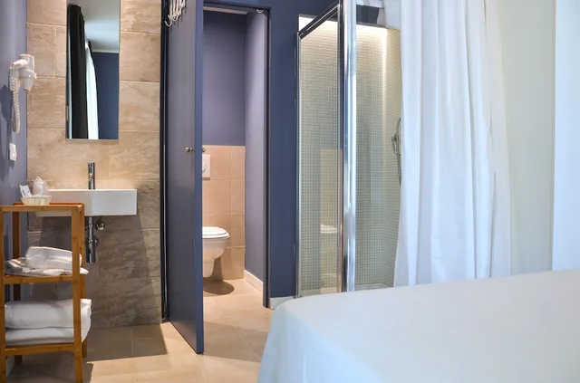 غرفة قياسية رباعية بسرير مزدوج وسريرين منفصلين، Hotel Maximilian 4/10