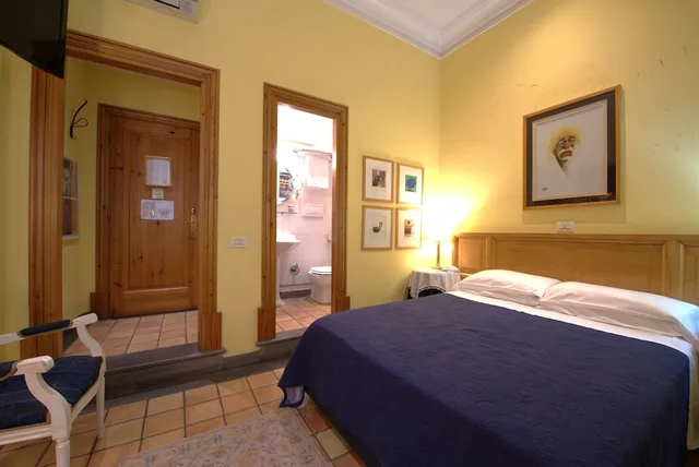 Room, Double Bed, Street View, Small، Hotel Locanda Cairoli 6/10