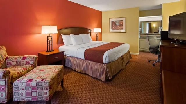 Room, King Bed, Exterior Entrance, Smoking، Best Western Hickory 3/9
