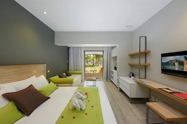غرفة سوبيريور ثلاثية، Mauricia Beachcomber Resort Spa 1/1