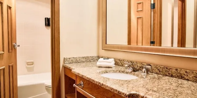 غرفة ديلوكس بسرير كوين، Oglebay Resort Conference Center 6/8