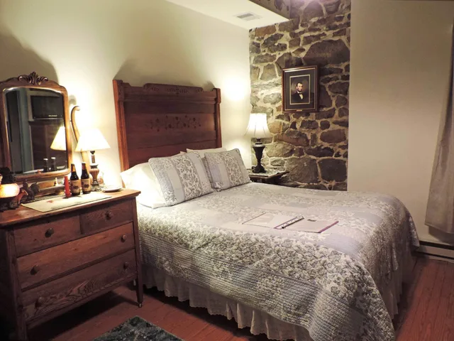Woods, Penthouse, King Bed، Battlefield Bed &amp; Breakfast Inn 3/10