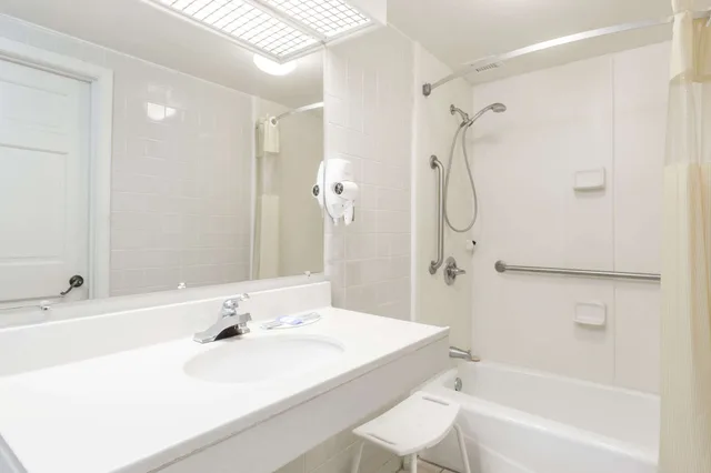 غرفة بسرير كينج لذوي الإعاقة، Days Inn by Wyndham Petersburg/South Fort Lee 6/7
