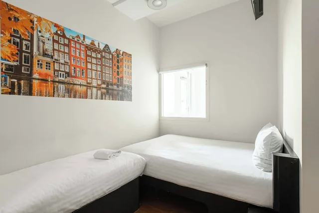 غرفة عائلية ثلاثية بسرير مزدوج لذوي الإعاقة، easyHotel Amsterdam City Centre 4/10
