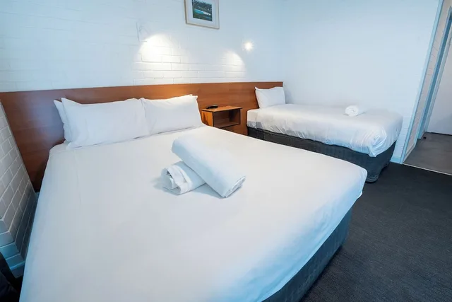 غرفة قياسية بسرير كوين وسرير فردي، Bayside Inn 2/5